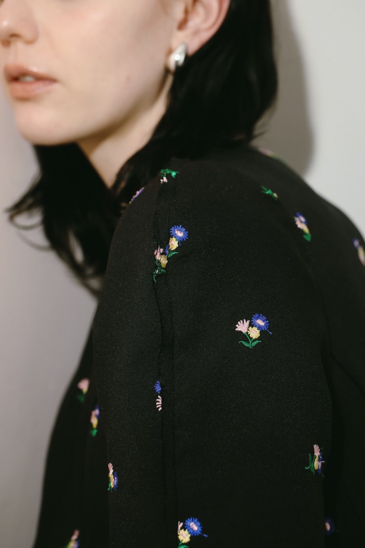 フォルムプルオーバー（フラワー/ブラック） | MACHATT ONLINE STORE