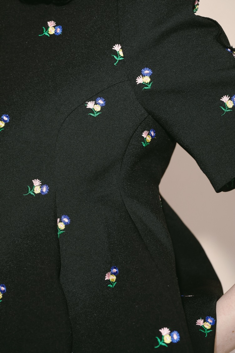 フォルムプルオーバー（フラワー/ブラック） | MACHATT ONLINE STORE